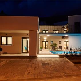 6 bedroom villa with heated pool near Omis, sleeps 12